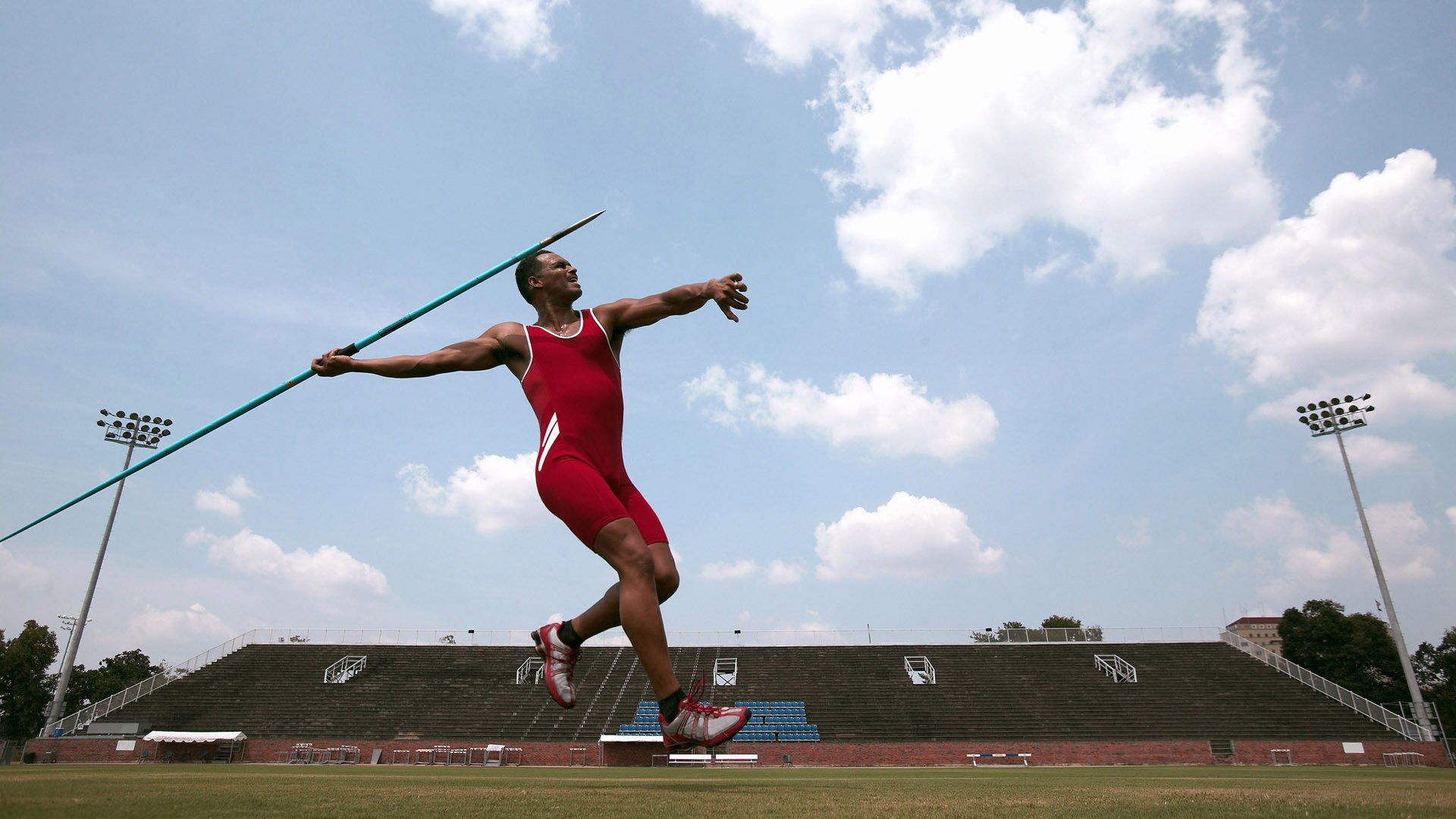 滑板碗池大师赛 选手腾空高度与转体角度屡创纪录